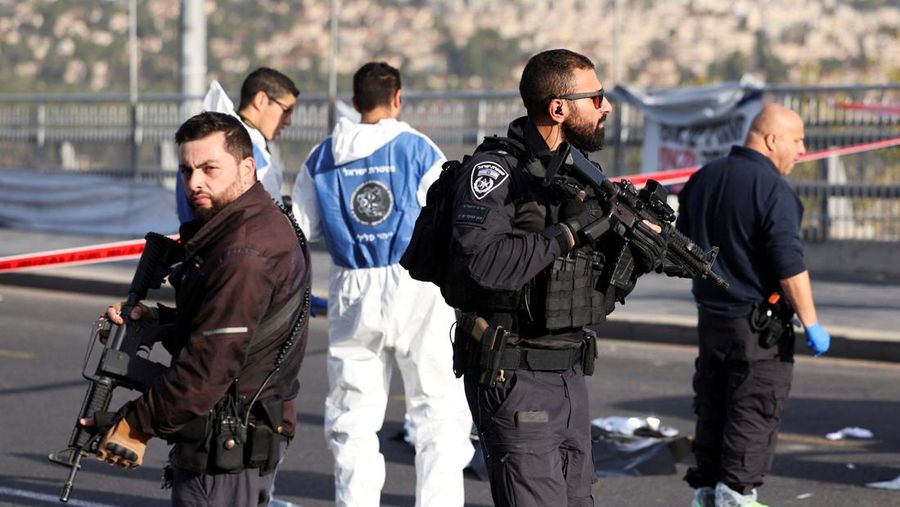 Pejabat Israel bekerja di lokasi insiden kekerasan di Yerusalem 30 November 2023. (REUTERS/Ronen Zvulun)