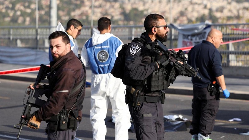 Pejabat Israel bekerja di lokasi insiden kekerasan di Yerusalem 30 November 2023. (REUTERS/Ronen Zvulun)