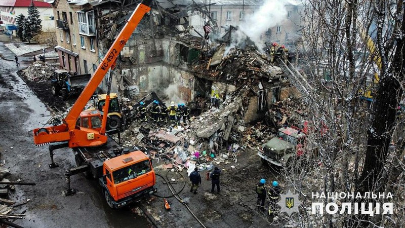 Tim penyelamat bekerja di lokasi bangunan tempat tinggal yang rusak berat akibat serangan rudal Rusia, di tengah serangan Rusia ke Ukraina, di kota Novohryhorivka, wilayah Donetsk, Ukraina 30 November 2023. (Press service of the State Emergency Service of Ukraine in Donetsk region/Handout via REUTERS)