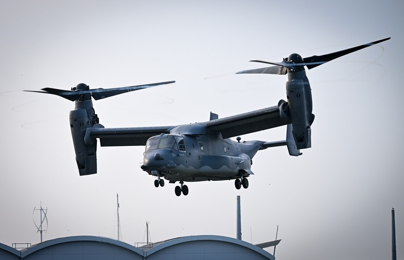 Benda terapung yang diyakini milik pesawat militer AS V-22 Osprey yang jatuh ke laut terlihat di lepas Pulau Yakushima, prefektur Kagoshima, Jepang barat 30 November 2023, dalam foto yang diambil oleh Kyodo. (Mandatory credit Kyodo via REUTERS)