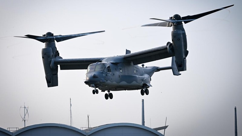 Benda terapung yang diyakini milik pesawat militer AS V-22 Osprey yang jatuh ke laut terlihat di lepas Pulau Yakushima, prefektur Kagoshima, Jepang barat 30 November 2023, dalam foto yang diambil oleh Kyodo. (Mandatory credit Kyodo via REUTERS)