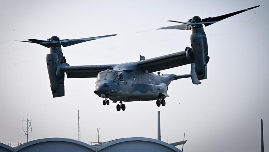 Pesawat militer tiltrotor Bell-Boeing CV-22B Osprey Angkatan Udara AS (USAF) lepas landas di pangkalan HeliOperations, pada 30 Maret 2022 di Portland, Inggris. (Photo by Finnbarr Webster/Getty Images/File Foto)