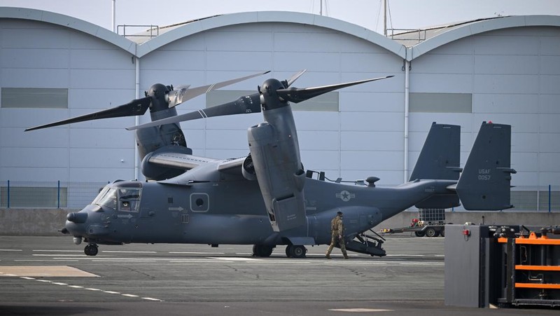 Benda terapung yang diyakini milik pesawat militer AS V-22 Osprey yang jatuh ke laut terlihat di lepas Pulau Yakushima, prefektur Kagoshima, Jepang barat 30 November 2023, dalam foto yang diambil oleh Kyodo. (Mandatory credit Kyodo via REUTERS)