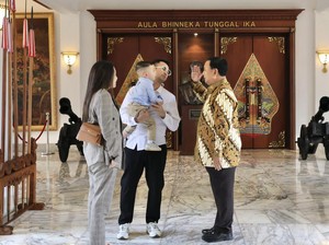 Prabowo Makan Siang dengan Raffi-Nagita hingga Fuji, Foto Bareng Cipung