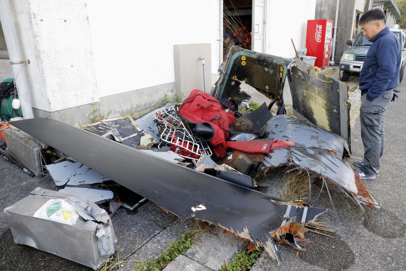 Benda terapung yang diyakini milik pesawat militer AS V-22 Osprey yang jatuh ke laut terlihat di lepas Pulau Yakushima, prefektur Kagoshima, Jepang barat 30 November 2023, dalam foto yang diambil oleh Kyodo. (Mandatory credit Kyodo via REUTERS)