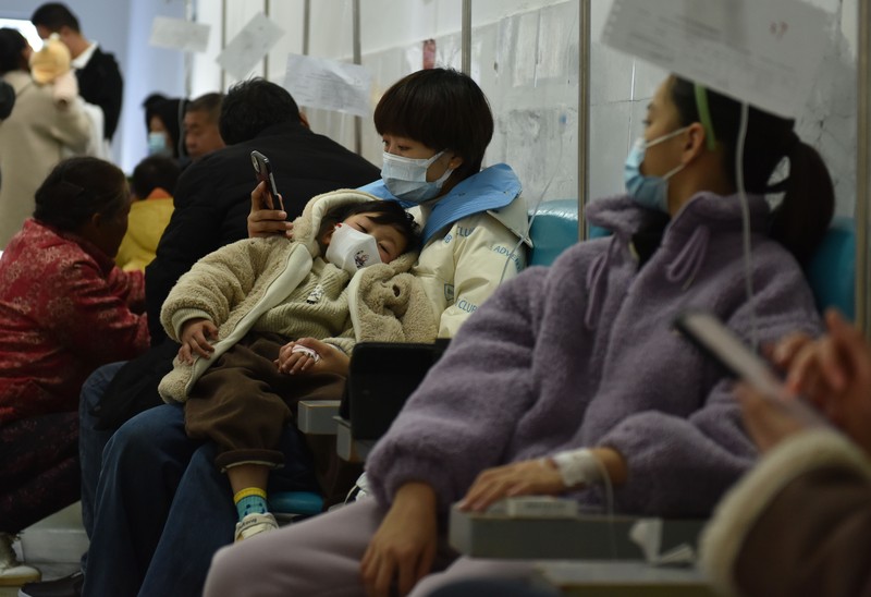 Rumah sakit di Beijing wilayah utara tengah menghadapi lonjakan jumlah pasien anak-anak yang menderita penyakit pernafasan. (Photo credit should read AN MING/Future Publishing via Getty Images)