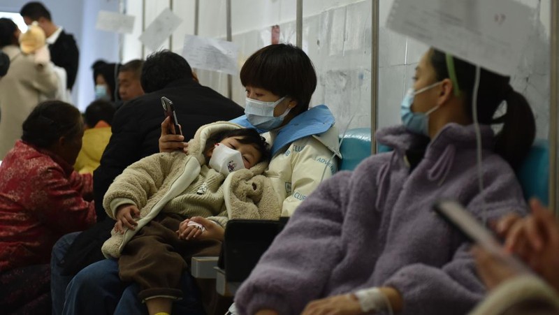 Rumah sakit di Beijing wilayah utara tengah menghadapi lonjakan jumlah pasien anak-anak yang menderita penyakit pernafasan. (Photo credit should read AN MING/Future Publishing via Getty Images)