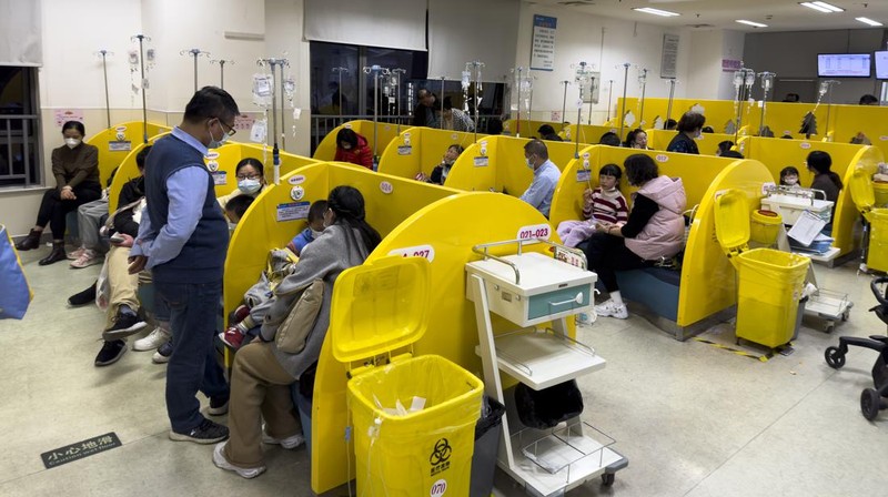 Rumah sakit di Beijing wilayah utara tengah menghadapi lonjakan jumlah pasien anak-anak yang menderita penyakit pernafasan. (Photo credit should read AN MING/Future Publishing via Getty Images)