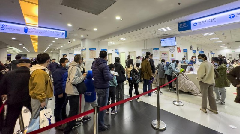 Rumah sakit di Beijing wilayah utara tengah menghadapi lonjakan jumlah pasien anak-anak yang menderita penyakit pernafasan. (Photo credit should read AN MING/Future Publishing via Getty Images)
