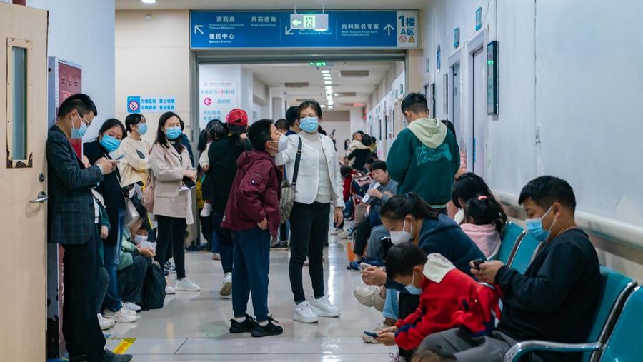 Rumah sakit di Beijing wilayah utara tengah menghadapi lonjakan jumlah pasien anak-anak yang menderita penyakit pernafasan. (Photo credit should read AN MING/Future Publishing via Getty Images)