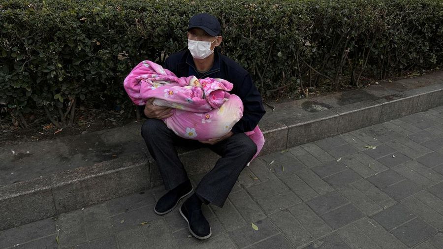 Rumah sakit di Beijing wilayah utara tengah menghadapi lonjakan jumlah pasien anak-anak yang menderita penyakit pernafasan. (Photo credit should read AN MING/Future Publishing via Getty Images)