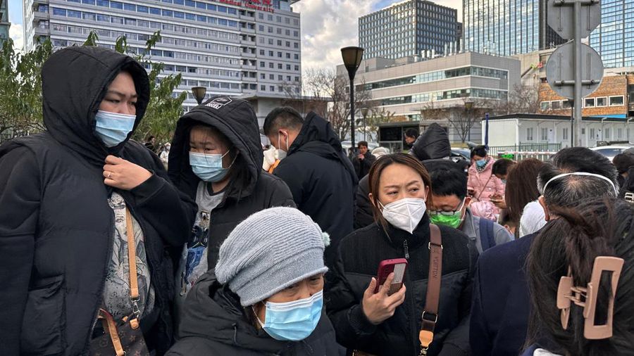 Rumah sakit di Beijing wilayah utara tengah menghadapi lonjakan jumlah pasien anak-anak yang menderita penyakit pernafasan. (REUTERS/TINGSHU WANG)