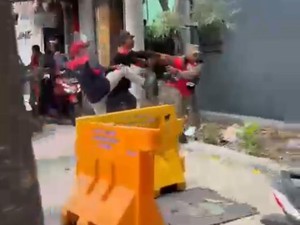 Jatim Sepekan: Nasib Buruh Tendang Satpol PP-Candaan Ngawur Bawa Bom