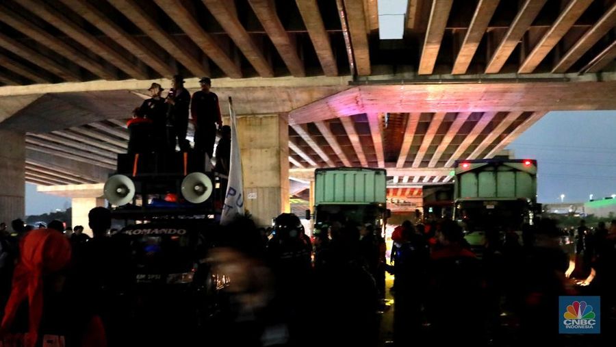 Sejumlah kendaraan truk angkut industri dan roda empat kembali melintas usai ditutup terjebak kemacetan di sepanjang tol Cibitung menuju akses masuk Kawasan Industri MM2100, Kab Bekasi, Jawa Barat, Kamis, (30/11/2023). (CNBC Indonesia/Muhammad Sabki)
