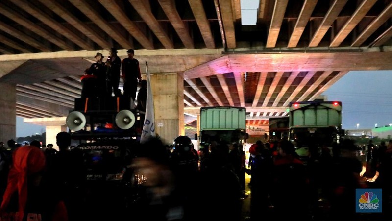 Sejumlah kendaraan truk angkut industri dan roda empat kembali melintas usai ditutup terjebak kemacetan di sepanjang tol Cibitung menuju akses masuk Kawasan Industri MM2100, Kab Bekasi, Jawa Barat, Kamis, (30/11/2023). (CNBC Indonesia/Muhammad Sabki)