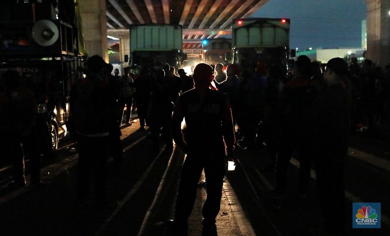 Sejumlah kendaraan truk angkut industri dan roda empat kembali melintas usai ditutup terjebak kemacetan di sepanjang tol Cibitung menuju akses masuk Kawasan Industri MM2100, Kab Bekasi, Jawa Barat, Kamis, (30/11/2023). (CNBC Indonesia/Muhammad Sabki)