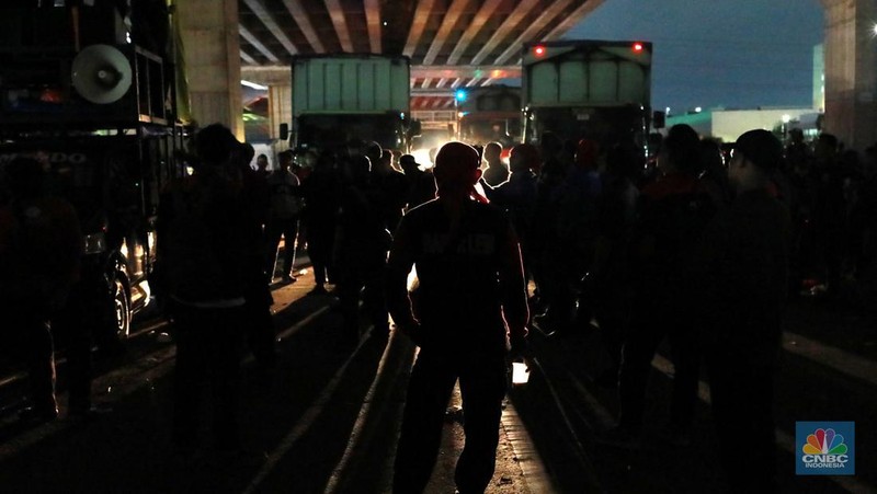 Sejumlah kendaraan truk angkut industri dan roda empat kembali melintas usai ditutup terjebak kemacetan di sepanjang tol Cibitung menuju akses masuk Kawasan Industri MM2100, Kab Bekasi, Jawa Barat, Kamis, (30/11/2023). (CNBC Indonesia/Muhammad Sabki)