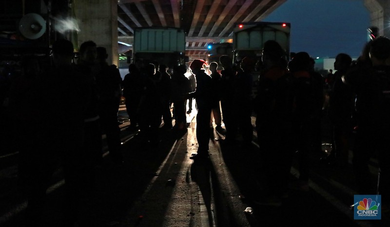 Sejumlah kendaraan truk angkut industri dan roda empat kembali melintas usai ditutup terjebak kemacetan di sepanjang tol Cibitung menuju akses masuk Kawasan Industri MM2100, Kab Bekasi, Jawa Barat, Kamis, (30/11/2023). (CNBC Indonesia/Muhammad Sabki)
