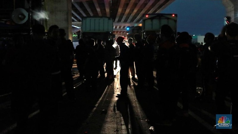 Sejumlah kendaraan truk angkut industri dan roda empat kembali melintas usai ditutup terjebak kemacetan di sepanjang tol Cibitung menuju akses masuk Kawasan Industri MM2100, Kab Bekasi, Jawa Barat, Kamis, (30/11/2023). (CNBC Indonesia/Muhammad Sabki)
