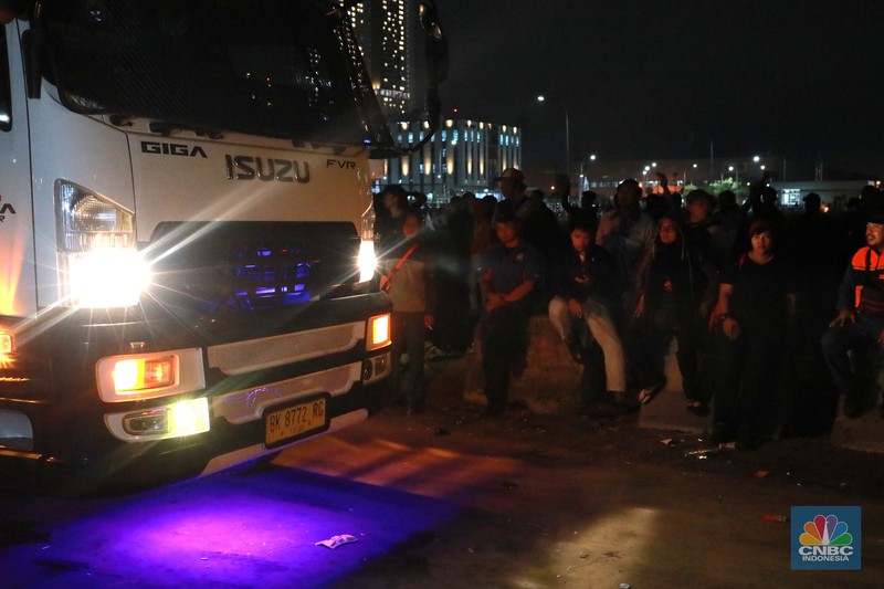 Sejumlah kendaraan truk angkut industri dan roda empat kembali melintas usai ditutup terjebak kemacetan di sepanjang tol Cibitung menuju akses masuk Kawasan Industri MM2100, Kab Bekasi, Jawa Barat, Kamis, (30/11/2023). (CNBC Indonesia/Muhammad Sabki)