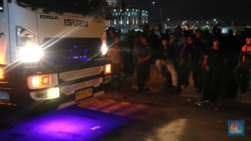 Sejumlah kendaraan truk angkut industri dan roda empat kembali melintas usai ditutup terjebak kemacetan di sepanjang tol Cibitung menuju akses masuk Kawasan Industri MM2100, Kab Bekasi, Jawa Barat, Kamis, (30/11/2023). (CNBC Indonesia/Muhammad Sabki)