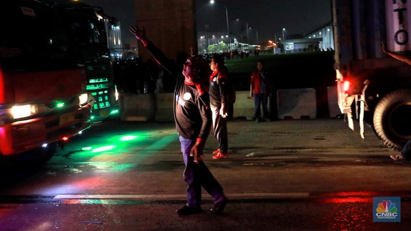Sejumlah kendaraan truk angkut industri dan roda empat kembali melintas usai ditutup terjebak kemacetan di sepanjang tol Cibitung menuju akses masuk Kawasan Industri MM2100, Kab Bekasi, Jawa Barat, Kamis, (30/11/2023). (CNBC Indonesia/Muhammad Sabki)