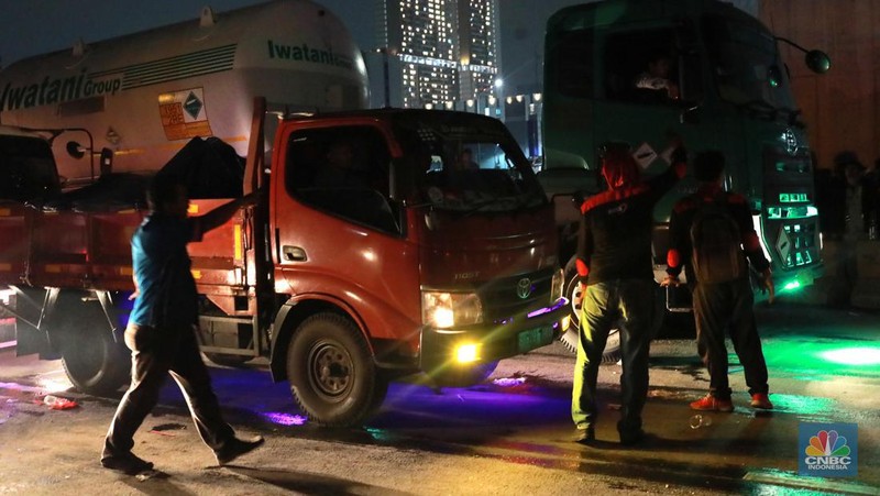 Sejumlah kendaraan truk angkut industri dan roda empat kembali melintas usai ditutup terjebak kemacetan di sepanjang tol Cibitung menuju akses masuk Kawasan Industri MM2100, Kab Bekasi, Jawa Barat, Kamis, (30/11/2023). (CNBC Indonesia/Muhammad Sabki)