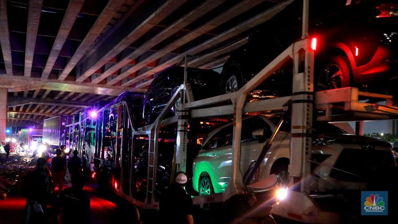 Aliansi buruh Bekasi aksi dorong mendorong dengan petugas kepolisian di Kawasan Industri MM 2100, Kab Bekasi, Jawa Barat, Kamis, (30/11/2023). (CNBC Indonesia/Muhammad Sabki)