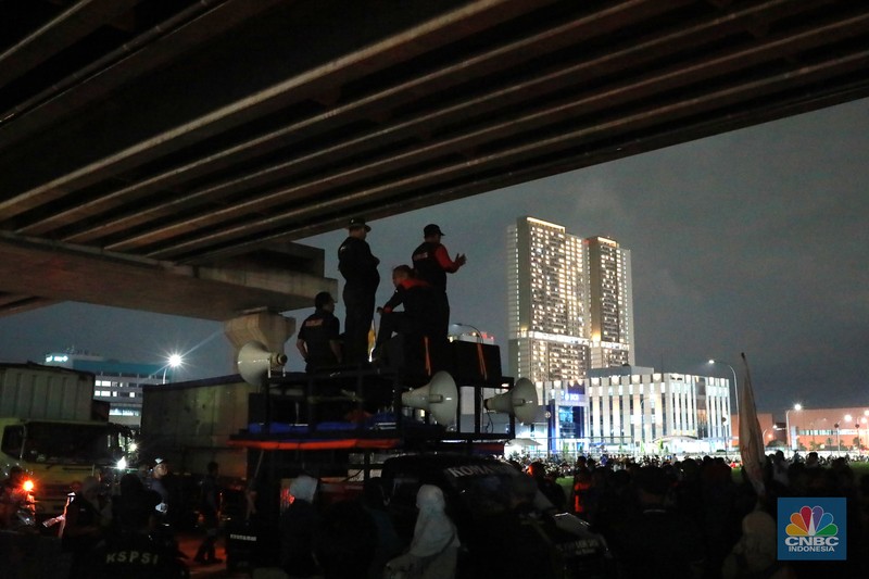 Aliansi buruh Bekasi aksi dorong mendorong dengan petugas kepolisian di Kawasan Industri MM 2100, Kab Bekasi, Jawa Barat, Kamis, (30/11/2023). (CNBC Indonesia/Muhammad Sabki)