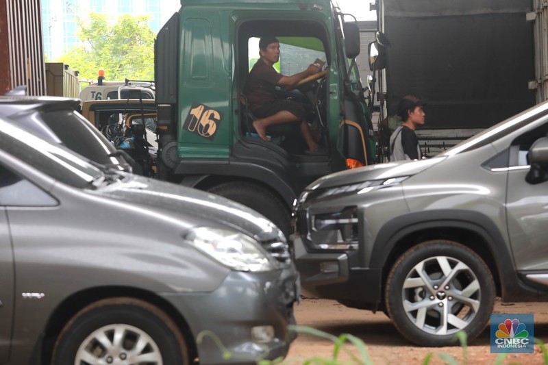 Aliansi buruh Bekasi aksi dorong mendorong dengan petugas kepolisian di Kawasan Industri MM 2100, Kab Bekasi, Jawa Barat, Kamis, (30/11/2023). (CNBC Indonesia/Muhammad Sabki)