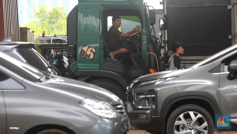 Aliansi buruh Bekasi aksi dorong mendorong dengan petugas kepolisian di Kawasan Industri MM 2100, Kab Bekasi, Jawa Barat, Kamis, (30/11/2023). (CNBC Indonesia/Muhammad Sabki)