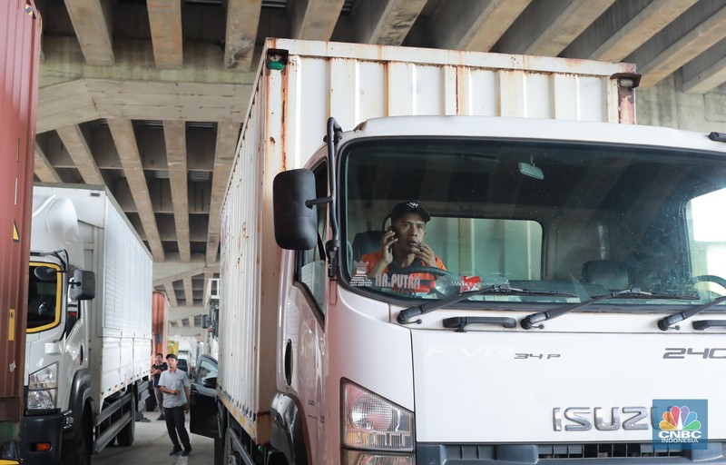 Sejumlah ratusan truk angkut industri dan kendaraan pribadi roda empat terjebak kemacetan di sepanjang tol Cibitung menuju akses masuk Kawasan Industri MM2100, Kab Bekasi, Jawa Barat, Kamis, (30/11/2023). Sejumlah ratusan truk angkut industri dan kendaraan pribadi roda empat terjebak kemacetan di sepanjang tol Cibitung menuju akses masuk Kawasan Industri MM2100, Kab Bekasi, Jawa Barat, Kamis, (30/11/2023). (CNBC Indonesia/Muhammad Sabki)