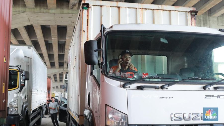 Sejumlah ratusan truk angkut industri dan kendaraan pribadi roda empat terjebak kemacetan di sepanjang tol Cibitung menuju akses masuk Kawasan Industri MM2100, Kab Bekasi, Jawa Barat, Kamis, (30/11/2023). (CNBC Indonesia/Muhammad Sabki)