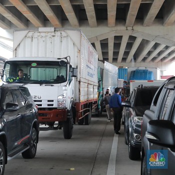 Penampakan Tol Bekasi Lumpuh, Mobil Mengular Efek Demo Buruh