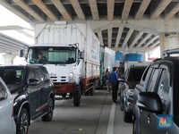 Penampakan Tol Bekasi Lumpuh, Mobil Mengular Efek Demo Buruh