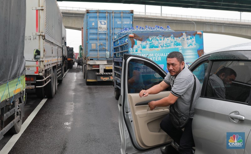 Sejumlah ratusan truk angkut industri dan kendaraan pribadi roda empat terjebak kemacetan di sepanjang tol Cibitung menuju akses masuk Kawasan Industri MM2100, Kab Bekasi, Jawa Barat, Kamis, (30/11/2023). Sejumlah ratusan truk angkut industri dan kendaraan pribadi roda empat terjebak kemacetan di sepanjang tol Cibitung menuju akses masuk Kawasan Industri MM2100, Kab Bekasi, Jawa Barat, Kamis, (30/11/2023). (CNBC Indonesia/Muhammad Sabki)