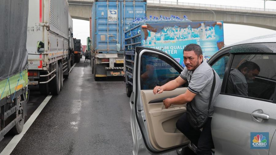 Sejumlah ratusan truk angkut industri dan kendaraan pribadi roda empat terjebak kemacetan di sepanjang tol Cibitung menuju akses masuk Kawasan Industri MM2100, Kab Bekasi, Jawa Barat, Kamis, (30/11/2023). (CNBC Indonesia/Muhammad Sabki)