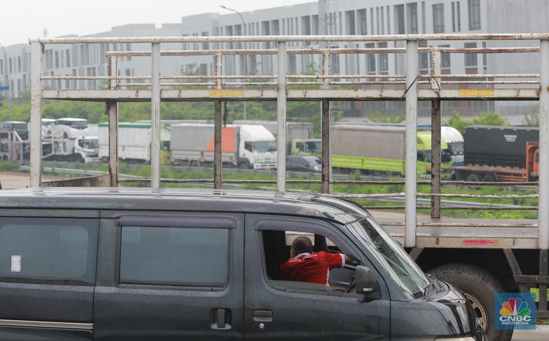Sejumlah ratusan truk angkut industri dan kendaraan pribadi roda empat terjebak kemacetan di sepanjang tol Cibitung menuju akses masuk Kawasan Industri MM2100, Kab Bekasi, Jawa Barat, Kamis, (30/11/2023). Sejumlah ratusan truk angkut industri dan kendaraan pribadi roda empat terjebak kemacetan di sepanjang tol Cibitung menuju akses masuk Kawasan Industri MM2100, Kab Bekasi, Jawa Barat, Kamis, (30/11/2023). (CNBC Indonesia/Muhammad Sabki)