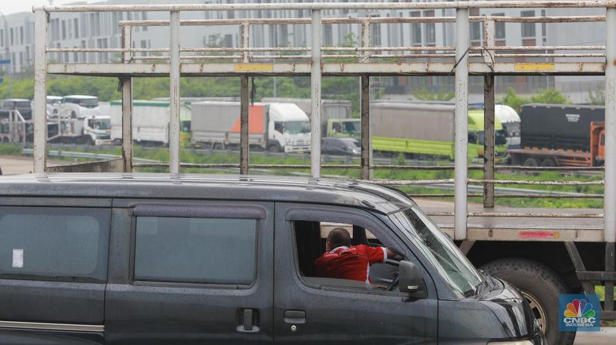 Sejumlah ratusan truk angkut industri dan kendaraan pribadi roda empat terjebak kemacetan di sepanjang tol Cibitung menuju akses masuk Kawasan Industri MM2100, Kab Bekasi, Jawa Barat, Kamis, (30/11/2023). (CNBC Indonesia/Muhammad Sabki)