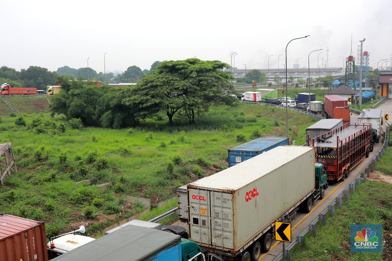 Sejumlah ratusan truk angkut industri dan kendaraan pribadi roda empat terjebak kemacetan di sepanjang tol Cibitung menuju akses masuk Kawasan Industri MM2100, Kab Bekasi, Jawa Barat, Kamis, (30/11/2023). Sejumlah ratusan truk angkut industri dan kendaraan pribadi roda empat terjebak kemacetan di sepanjang tol Cibitung menuju akses masuk Kawasan Industri MM2100, Kab Bekasi, Jawa Barat, Kamis, (30/11/2023). (CNBC Indonesia/Muhammad Sabki)