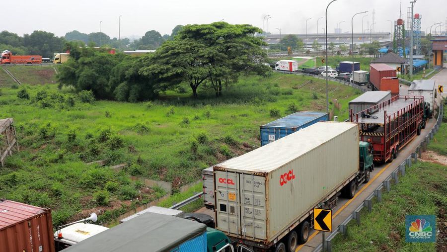 Sejumlah ratusan truk angkut industri dan kendaraan pribadi roda empat terjebak kemacetan di sepanjang tol Cibitung menuju akses masuk Kawasan Industri MM2100, Kab Bekasi, Jawa Barat, Kamis, (30/11/2023). (վ/Muhammad Sabki)