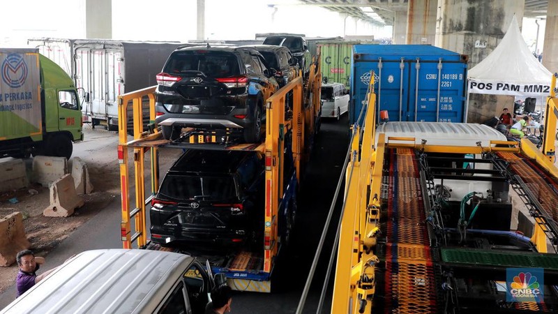 Sejumlah ratusan truk angkut industri dan kendaraan pribadi roda empat terjebak kemacetan di sepanjang tol Cibitung menuju akses masuk Kawasan Industri MM2100, Kab Bekasi, Jawa Barat, Kamis, (30/11/2023). (CNBC Indonesia/Muhammad Sabki)