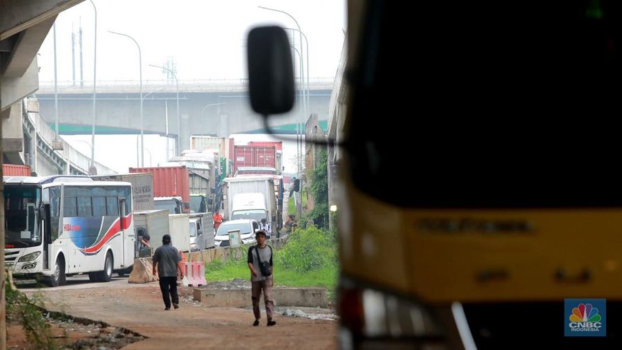 Sejumlah ratusan truk angkut industri dan kendaraan pribadi roda empat terjebak kemacetan di sepanjang tol Cibitung menuju akses masuk Kawasan Industri MM2100, Kab Bekasi, Jawa Barat, Kamis, (30/11/2023). (CNBC Indonesia/Muhammad Sabki)