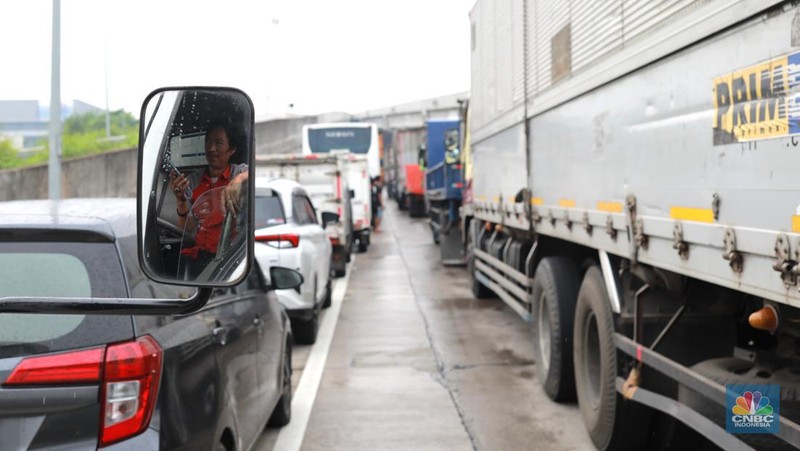 Sejumlah ratusan truk angkut industri dan kendaraan pribadi roda empat terjebak kemacetan di sepanjang tol Cibitung menuju akses masuk Kawasan Industri MM2100, Kab Bekasi, Jawa Barat, Kamis, (30/11/2023). (CNBC Indonesia/Muhammad Sabki)
