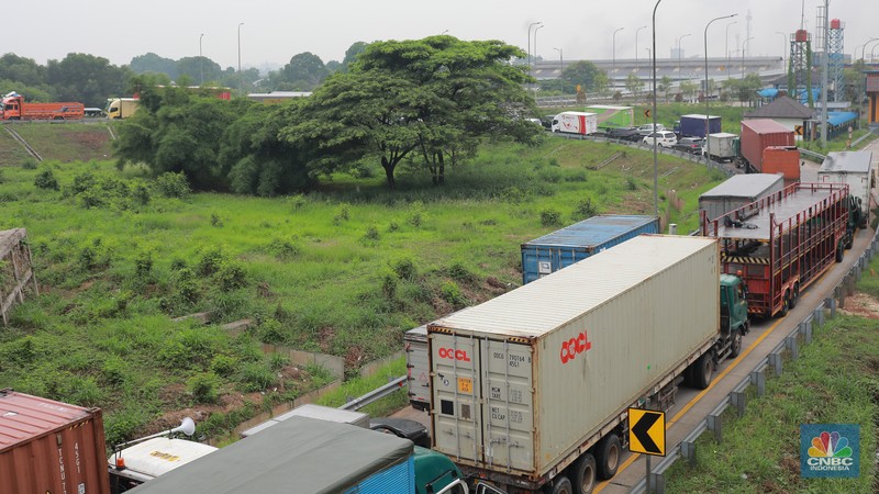 Sejumlah ratusan truk angkut industri dan kendaraan pribadi roda empat terjebak kemacetan di sepanjang tol Cibitung menuju akses masuk Kawasan Industri MM2100, Kab Bekasi, Jawa Barat, Kamis, (30/11/2023). (CNBC Indonesia/Muhammad Sabki) Sejumlah ratusan truk angkut industri dan kendaraan pribadi roda empat terjebak kemacetan di sepanjang tol Cibitung menuju akses masuk Kawasan Industri MM2100, Kab Bekasi, Jawa Barat, Kamis, (30/11/2023). (CNBC Indonesia/Muhammad Sabki)