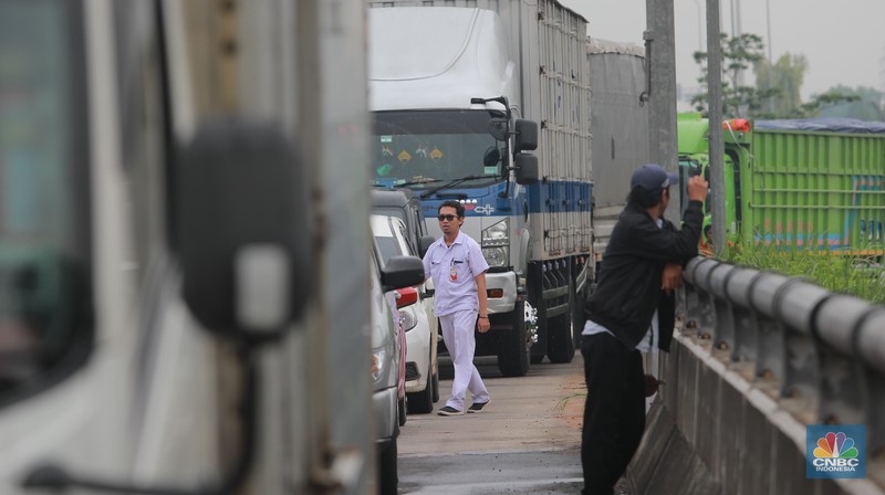 Sejumlah ratusan truk angkut industri dan kendaraan pribadi roda empat terjebak kemacetan di sepanjang tol Cibitung menuju akses masuk Kawasan Industri MM2100, Kab Bekasi, Jawa Barat, Kamis, (30/11/2023). (CNBC Indonesia/Muhammad Sabki)