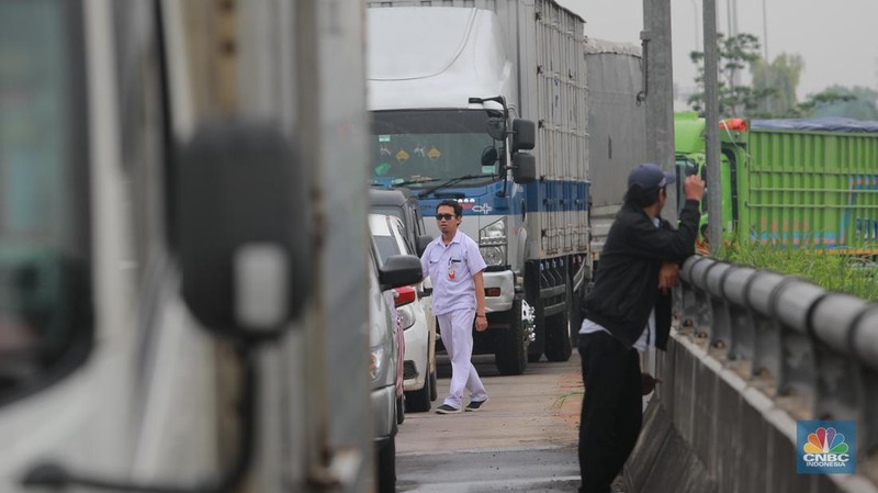 Sejumlah ratusan truk angkut industri dan kendaraan pribadi roda empat terjebak kemacetan di sepanjang tol Cibitung menuju akses masuk Kawasan Industri MM2100, Kab Bekasi, Jawa Barat, Kamis, (30/11/2023). (CNBC Indonesia/Muhammad Sabki)