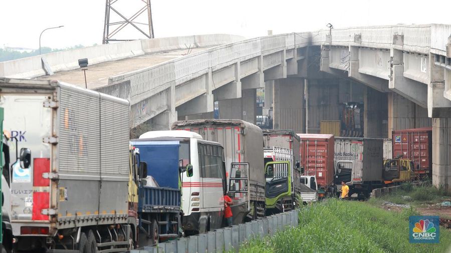 Sejumlah ratusan truk angkut industri dan kendaraan pribadi roda empat terjebak kemacetan di sepanjang tol Cibitung menuju akses masuk Kawasan Industri MM2100, Kab Bekasi, Jawa Barat, Kamis, (30/11/2023). (CNBC Indonesia/Muhammad Sabki)