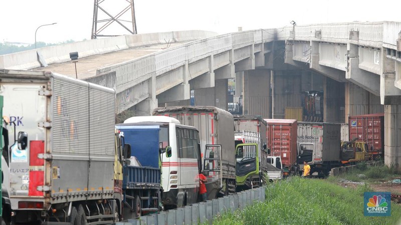 Sejumlah ratusan truk angkut industri dan kendaraan pribadi roda empat terjebak kemacetan di sepanjang tol Cibitung menuju akses masuk Kawasan Industri MM2100, Kab Bekasi, Jawa Barat, Kamis, (30/11/2023). (CNBC Indonesia/Muhammad Sabki)