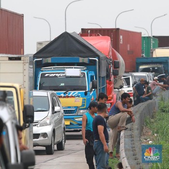 Macet Parah, Ratusan Truk Raksasa Terjebak di Tol Cibitung